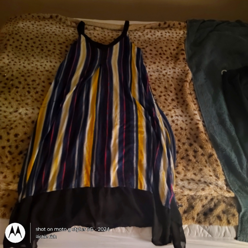 Secret Treasures multi-colored nightgown. Size: L.